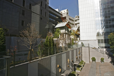 Tempel in Hochhausschlucht