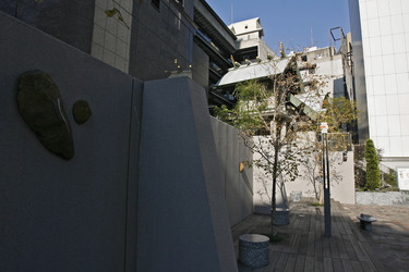 Tempel in Hochhausschlucht