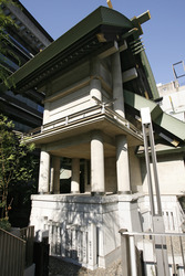 Tempel in Hochhausschlucht