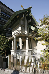 Tempel in Hochhausschlucht