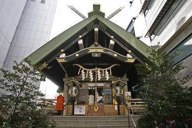 Tempel in Hochhausschlucht