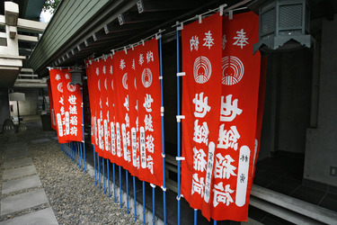 Tempel in Hochhausschlucht