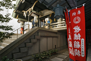 Tempel in Hochhausschlucht