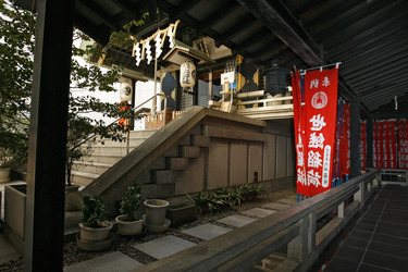 Tempel in Hochhausschlucht