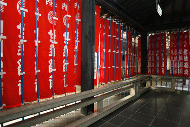 Tempel in Hochhausschlucht