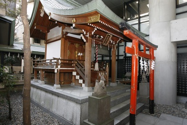 Tempel in Hochhausschlucht