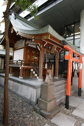 Tempel in Hochhausschlucht