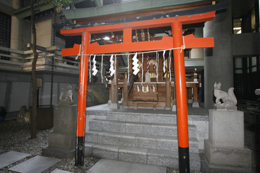 Tempel in Hochhausschlucht