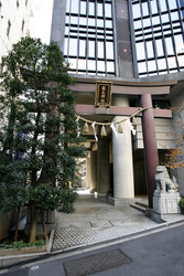 Tempel in Hochhausschlucht