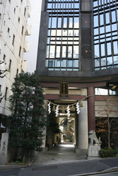 Tempel in Hochhausschlucht