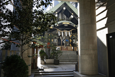 Tempel in Hochhausschlucht