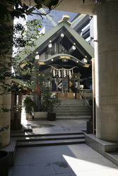 Tempel in Hochhausschlucht