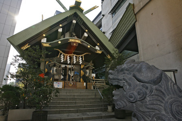 Tempel in Hochhausschlucht