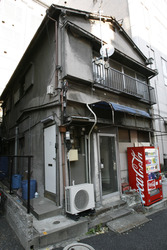 Getränkeautomat vor altem Haus