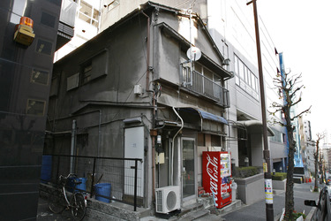 Getränkeautomat vor altem Haus