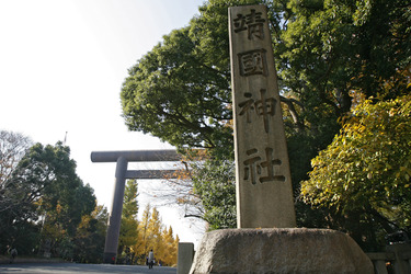 Der Weg zum Yasukuni-Schrein