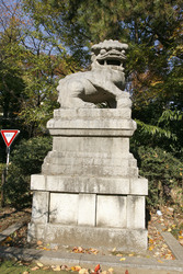 Statue am Weg zum Yasukuni-Schrein