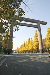 Torbogen auf dem Weg zum Yasukuni-Schrein