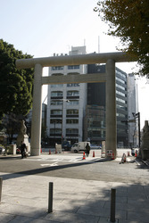 Torbogen auf dem Weg zum Yasukuni-Schrein