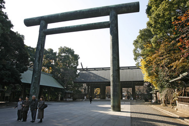 Divine Gate und Hall of Worhip vor dem Yasukuni-Schrein