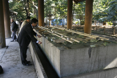 Reinigungsbecken vor dem Yasukuni-Schrein
