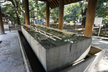 Reinigungsbecken vor dem Yasukuni-Schrein