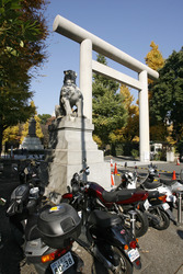 Torbogen auf dem Weg zum Yasukuni-Schrein