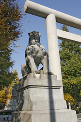 Statue auf dem Weg zum Yasukuni-Schrein