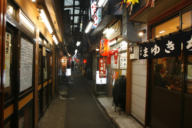 Gasse mit Restaurants und Imbiss-Läden
