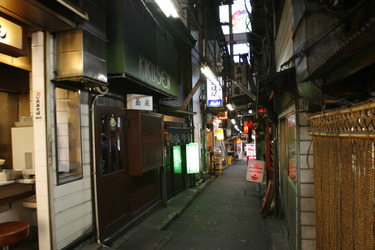Gasse mit Restaurants und Imbiss-Läden