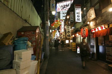 Gasse mit Restaurants und Imbiss-Läden