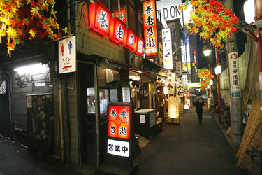 Gasse mit Restaurants und Imbiss-Läden