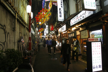 Gasse mit Restaurants und Imbiss-Läden