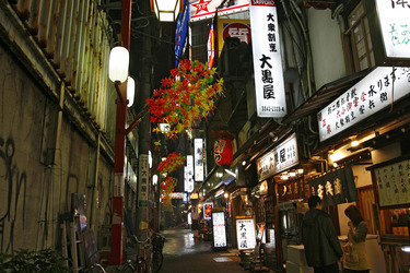 Gasse mit Restaurants und Imbiss-Läden