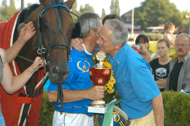 'Fotoboy Diamant' mit Jockey und Trainer Gerhard Biendl