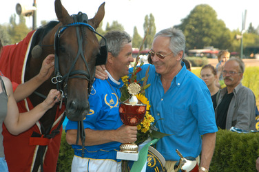 'Fotoboy Diamant' mit Jockey und Trainer Gerhard Biendl