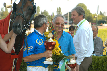 'Fotoboy Diamant' mit Jockey und Trainer Gerhard Biendl