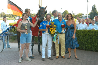 'Fotoboy Diamant' mit Jockey und Trainer Gerhard Biendl und Frau Pöttgen
