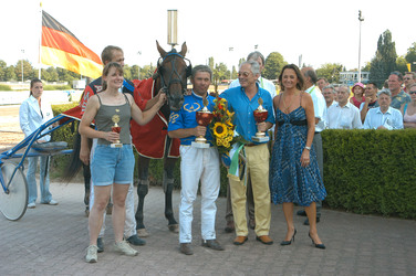 'Fotoboy Diamant' mit Jockey und Trainer Gerhard Biendl und Frau Pöttgen