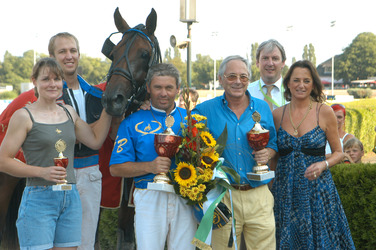 'Fotoboy Diamant' mit Jockey und Trainer Gerhard Biendl und Frau Pöttgen