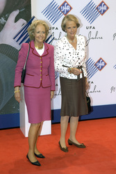 Isa Gräfin von Hardenberg mit Begleitung