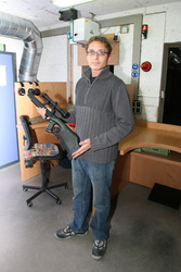 Mitarbeiter imit Kleinkaliber-Gewehr M22