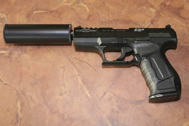 Walther P99 mit Schalldämpfer und Laservisir