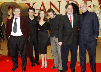 Thomas Schühly (Produzent), Erol Sander (Schauspieler), Angelina Jolie (Schauspielerin), Colin Farrell (Schauspieler), Oliver Stone (Regisseur), Moritz Borman (Produzent)
