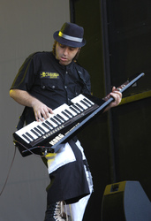 Keyboarder von Karamelo Santo