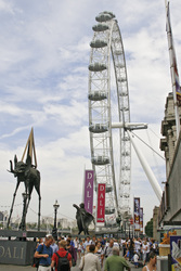 London Eye / Millennium Wheel mit Dali Statuen