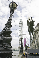London Eye / Millennium Wheel mit Dali Statue