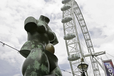London Eye / Millennium Wheel mit Dali Büste