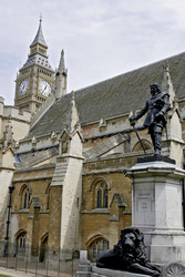 Big Ben und Oliver Cromwell Denkmal an den Houses of Parliament
