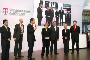 Timotheus Hoettges und Mitarbeiter, René Obermann, Angela Merkel, Michael Glos, Annette Schavan, Christian Wulff, Stephan Weil